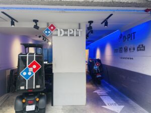 ドミノ・ピザの恵比寿一号店：ピザを楽しむ場所、それとも時代を変えるステージ？