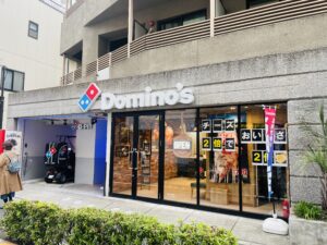 ドミノ・ピザの恵比寿一号店：ピザを楽しむ場所、それとも時代を変えるステージ？